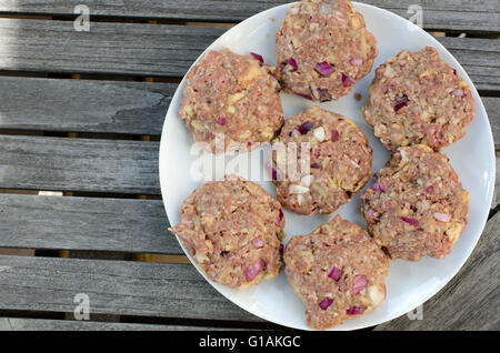 Teller mit rohen Burger warten auf den Grill zu gehen Stockfoto