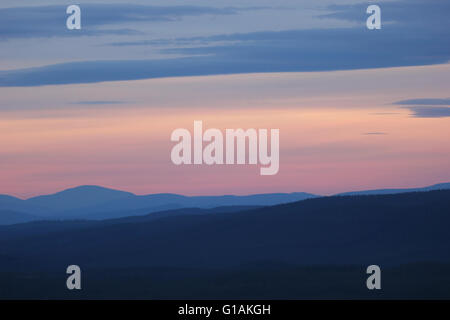 Verschiedene Schattierungen von blau und Orange, die von einem schwedischen Berg gesehen. Stockfoto