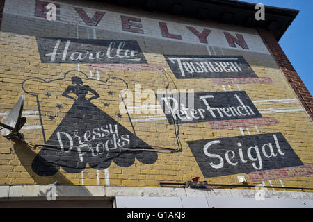 Geschäfte mit alten Schildern in Walthamstow Markt, London, UK Stockfoto