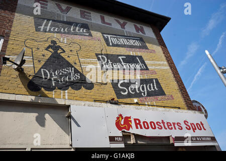 Geschäfte mit alten Schildern in Walthamstow Markt, London, UK Stockfoto