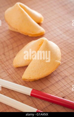 Ein knackiger Cookie aus Mehl und Zucker, enthält ein Papier Vermögen Glückskekse Stockfoto