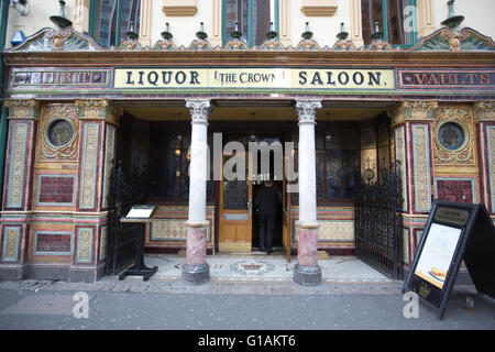 Der Crown Liquor Saloon, viktorianischen gin Palace und liquor Saloon Bar, Great Victoria Street, Belfast, Nordirland. Stockfoto