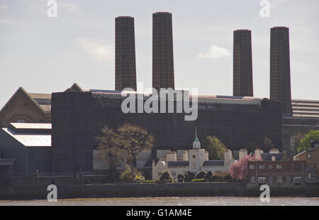 Blick auf Trinity Hospital Armenhäuser für ältere Menschen von Fluß Themse alte Kraftwerk in Greenwich. London, UK Stockfoto