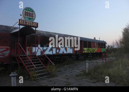 Eingang eines verlassenen Restaurants in Wackerow bei Greifswald, Mecklenburg-Vorpommern, Greifswald. Es befand sich im alten trai Stockfoto