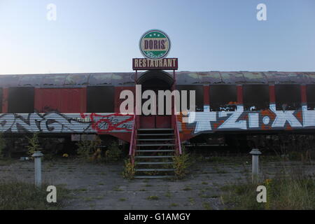 Eingang eines verlassenen Restaurants in Wackerow bei Greifswald, Mecklenburg-Vorpommern, Greifswald. Es befand sich im alten trai Stockfoto