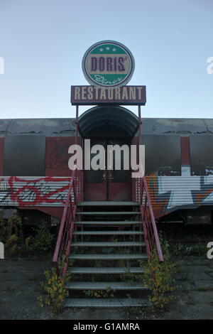 Eingang eines verlassenen Restaurants in Wackerow bei Greifswald, Mecklenburg-Vorpommern, Greifswald. Es befand sich im alten trai Stockfoto