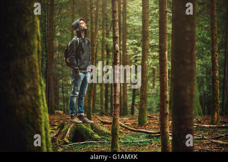 Vermummte jungen Mann im Wald stehen und erkunden, Freiheit und Natur-Konzept Stockfoto