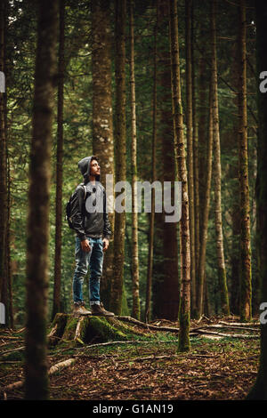 Vermummte jungen Mann im Wald stehen und erkunden, Freiheit und Natur-Konzept Stockfoto