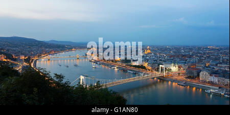 Panorama Stadtbild von Budapest bei Nacht mit Elisabethbrücke, Kettenbrücke, Parlament und St Stephen Basilika Stockfoto