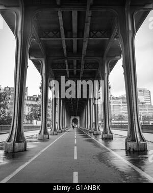 Brücke Bir-Hakeim, Paris, Frankreich, ungewöhnlichen Blick auf Paris, Eiffelturm in Brücke gerahmt Stockfoto