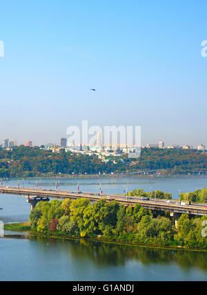 Hubschrauber fliegen über der Stadt Kiew. Kiew ist die Hauptstadt der Ukraine Stockfoto