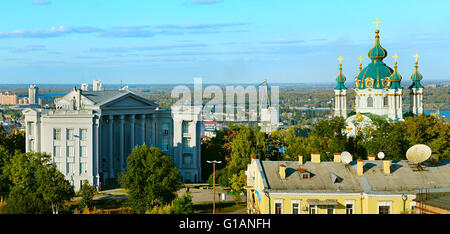 Berühmte historische Museum of Ukraine und St.-Andreas Kirche bei Sonnenuntergang. Kiew, Ukraine Stockfoto