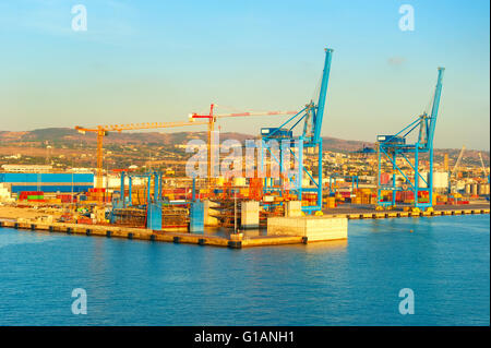 Industriehafen Blick bei Sonnenuntergang. Civitavecchia, Italien Stockfoto