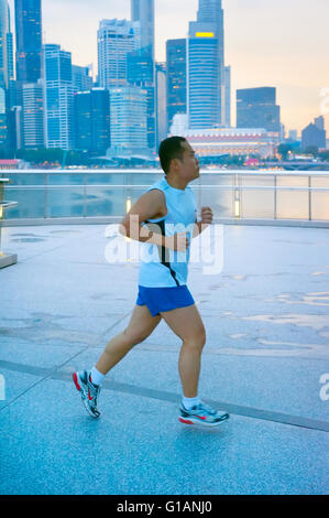 Unbekannter Mann Joggen vor Singapur in Singapur. Singapur wurde erkannt Stockfoto