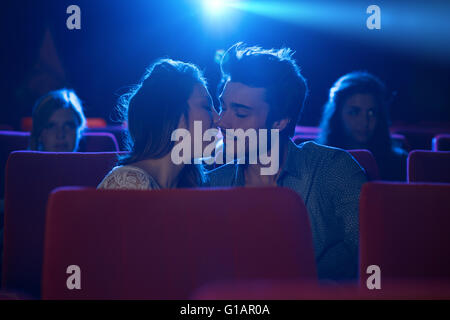 Junge romantische liebende Paar küssen auf der Kino, Beziehungen und Lifestyle-Konzept Stockfoto