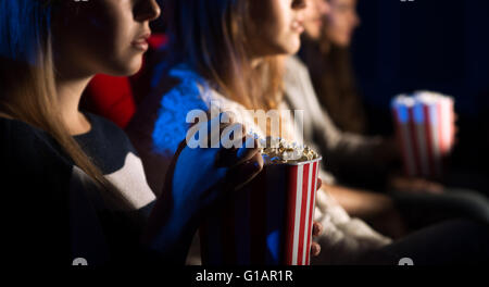 Teenager-Freunde im Kino einen Film zusammen und Essen Popcorn, schöne Mädchen auf Vorder-, Filme und Rigas Stockfoto