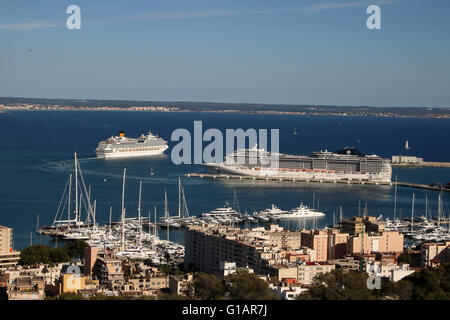 Abfahrt der Costa Fascinosa (290 m) - MSC Fantasia (333 m) im Hafen - Hafen von Palma De Mallorca, Balearische Inseln, Spanien. Stockfoto