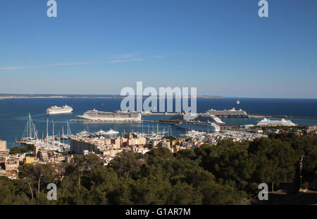 Abfahrt der Costa Fascinosa (290 Meter) und Sailing Cruise ship "Royal Clipper" (133mtrs) - mit sechs Kreuzfahrtschiffe im Hafen. Stockfoto