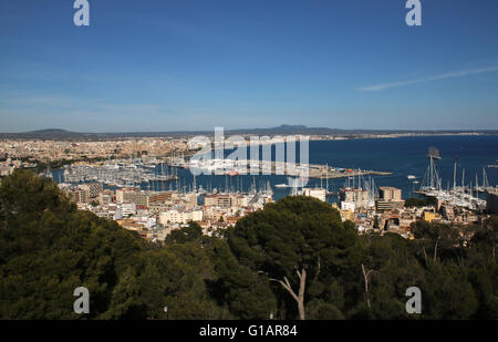 Anzeigen von Belver Burg in Richtung Osten über den Hafen von Palma De Mallorca, Balearische Inseln, Spanien. 3. Mai 2016 Stockfoto