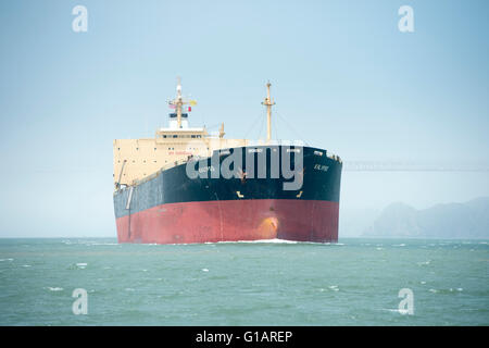 Öl-Tanker Kalypso in San Francisco Hafen im Nebel. Stockfoto