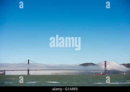 Nebelbank über Golden Gate Bridge, San Francisco. Kalifornien, USA. Stockfoto