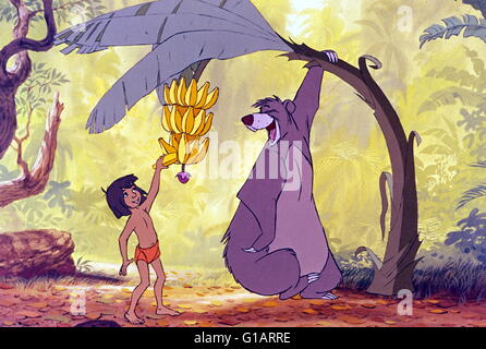 Datum der Freigabe: 18. Oktober 1967 Direktor: Wolfgang Reitherman STUDIO: Walt Disney Productions PLOT: Disney Animation inspiriert von Rudyard Kiplings "Mowgli" Geschichte. Mogli ist ein Junge, der von Wölfen im indischen Dschungel angesprochen wurde. Wenn die Wölfe zu hören, dass die heftigen Tiger Shere Kahn, in der Nähe ist, beschließen sie, Mowgli zu einem lokalen "Mann Stamm" zu senden. Mowgli trifft auf seinem Weg in das Dorf viele tierische Charaktere in diesem musikalischen Märchen. Als Shere Kahn Moglis Präsenz erfährt, er spürt ihn Bild: Stimmen Phil Harris, Sebastian Cabot, Louis Prima (Credit Bild: C Walt Disney Productions/Ente Stockfoto