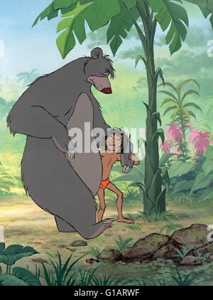 Datum der Freigabe: 18. Oktober 1967 Direktor: Wolfgang Reitherman STUDIO: Walt Disney Productions PLOT: Disney Animation inspiriert von Rudyard Kiplings "Mowgli" Geschichte. Mogli ist ein Junge, der von Wölfen im indischen Dschungel angesprochen wurde. Wenn die Wölfe zu hören, dass die heftigen Tiger Shere Kahn, in der Nähe ist, beschließen sie, Mowgli zu einem lokalen "Mann Stamm" zu senden. Mowgli trifft auf seinem Weg in das Dorf viele tierische Charaktere in diesem musikalischen Märchen. Als Shere Kahn Moglis Präsenz erfährt, er spürt ihn Bild: Stimmen Phil Harris, Sebastian Cabot, Louis Prima (Credit Bild: C Walt Disney Productions/Ente Stockfoto