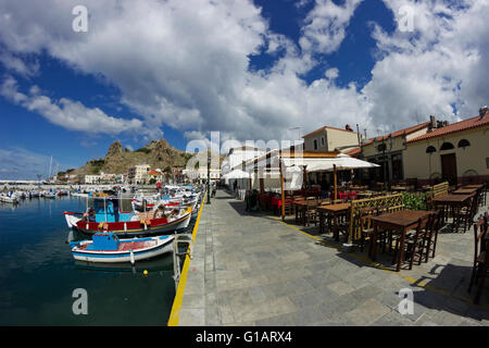 Reihe von Restaurant / Taverne Tische mit Blick auf Myrinas malerischen Hafen tagsüber. Lemnos oder Limnos, Griechenland Stockfoto