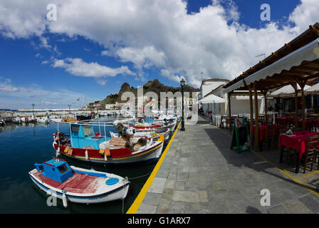 Reihe von Restaurant / Taverne Tische mit Blick auf Myrinas malerische Meer / Hafen. Lemnos oder Limnos, Griechenland Stockfoto