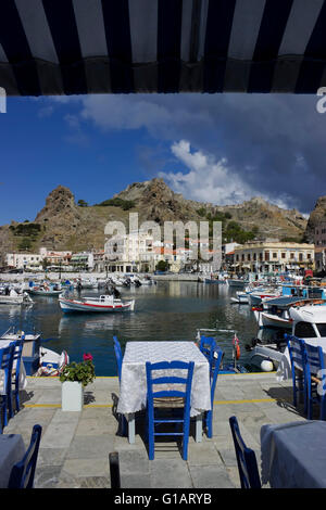 Fisch Restauranttische mit Sitzplätzen, mit Blick auf die byzantinische Festung Teil von Myrinas malerischen Landschaft. Lemnos oder Limnos, Griechenland Stockfoto