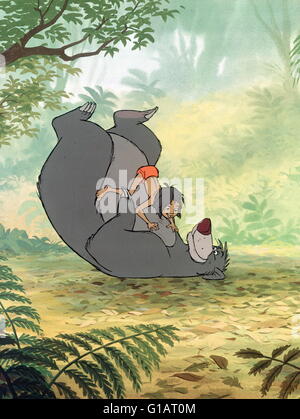 Datum der Freigabe: 18. Oktober 1967 Direktor: Wolfgang Reitherman STUDIO: Walt Disney Productions PLOT: Disney Animation inspiriert von Rudyard Kiplings "Mowgli" Geschichte. Mogli ist ein Junge, der von Wölfen im indischen Dschungel angesprochen wurde. Wenn die Wölfe zu hören, dass die heftigen Tiger Shere Kahn, in der Nähe ist, beschließen sie, Mowgli zu einem lokalen "Mann Stamm" zu senden. Mowgli trifft auf seinem Weg in das Dorf viele tierische Charaktere in diesem musikalischen Märchen. Als Shere Kahn Moglis Präsenz erfährt, er spürt ihn Bild: Stimmen Phil Harris, Sebastian Cabot, Louis Prima (Credit Bild: C Walt Disney Productions/Ente Stockfoto