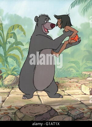 Datum der Freigabe: 18. Oktober 1967 Direktor: Wolfgang Reitherman STUDIO: Walt Disney Productions PLOT: Disney Animation inspiriert von Rudyard Kiplings "Mowgli" Geschichte. Mogli ist ein Junge, der von Wölfen im indischen Dschungel angesprochen wurde. Wenn die Wölfe zu hören, dass die heftigen Tiger Shere Kahn, in der Nähe ist, beschließen sie, Mowgli zu einem lokalen "Mann Stamm" zu senden. Mowgli trifft auf seinem Weg in das Dorf viele tierische Charaktere in diesem musikalischen Märchen. Als Shere Kahn Moglis Präsenz erfährt, er spürt ihn Bild: Stimmen Phil Harris, Sebastian Cabot, Louis Prima (Credit Bild: C Walt Disney Productions/Ente Stockfoto