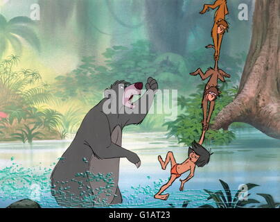 Datum der Freigabe: 18. Oktober 1967 Direktor: Wolfgang Reitherman STUDIO: Walt Disney Productions PLOT: Disney Animation inspiriert von Rudyard Kiplings "Mowgli" Geschichte. Mogli ist ein Junge, der von Wölfen im indischen Dschungel angesprochen wurde. Wenn die Wölfe zu hören, dass die heftigen Tiger Shere Kahn, in der Nähe ist, beschließen sie, Mowgli zu einem lokalen "Mann Stamm" zu senden. Mowgli trifft auf seinem Weg in das Dorf viele tierische Charaktere in diesem musikalischen Märchen. Als Shere Kahn Moglis Präsenz erfährt, er spürt ihn Bild: Stimmen Phil Harris, Sebastian Cabot, Louis Prima (Credit Bild: C Walt Disney Productions/Ente Stockfoto