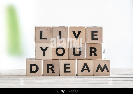 Lebe deinen Traum auf hölzernen Würfel auf einem Tisch Stockfoto