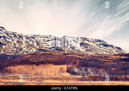 Berglandschaft in Island mit geothermischen Feldern Stockfoto