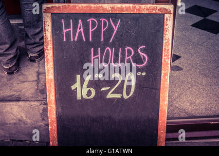 Happy Hour-Board mit Kreide geschrieben text Stockfoto