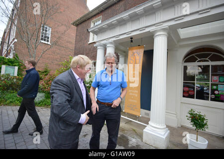 BORIS JOHNSON trifft TIM MARTIN am Tag der Brexit Ankündigung, Boris wird nach einer Reihe von Spenden von Tim Martin an die konservative Partei Premierminister Stockfoto