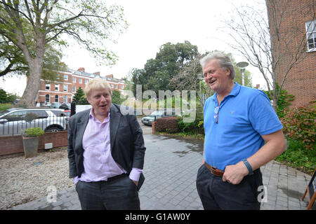 BORIS JOHNSON trifft TIM MARTIN am Tag der Brexit Ankündigung, Boris wird nach einer Reihe von Spenden von Tim Martin an die konservative Partei Premierminister Stockfoto