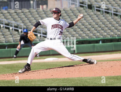 Stockton, CA, USA. 11. Mai 2016. California Collegiate Athletic Association (CCAA) Baseball Meisterschaften am Banner Insel Ballpark, Stockton CA. Cal State East Bay Vs Cal State San Bernardino. Cal State East Bay Alex Vesia(18) wirft der erste Hälfte des Spiels gegen Cal State San Bernardino. © Marty Bicek/ZUMA Draht/Alamy Live-Nachrichten Stockfoto