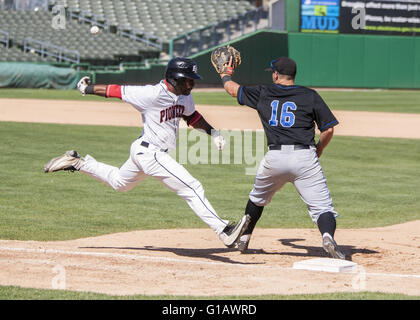 Stockton, CA, USA. 11. Mai 2016. California Collegiate Athletic Association (CCAA) Baseball Meisterschaften am Banner Insel Ballpark, Stockton CA. Cal State East Bay Vs Cal State San Bernardino. Cal State East Buchten Raymond Jones(21) schlägt den Wurf zum ersten während des Spiels gegen Cal State San Bernardino. © Marty Bicek/ZUMA Draht/Alamy Live-Nachrichten Stockfoto