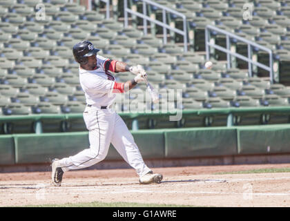 Stockton, CA, USA. 11. Mai 2016. California Collegiate Athletic Association (CCAA) Baseball Meisterschaften am Banner Insel Ballpark, Stockton CA. Cal State East Bay Vs Cal State San Bernardino. Cal State East Buchten Raymond Jones(21) trifft eine Linie fahren für ein Basis-Hit gegen Cal State San Bernardino. © Marty Bicek/ZUMA Draht/Alamy Live-Nachrichten Stockfoto