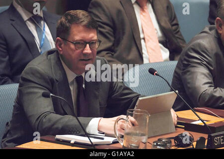 UN-Hauptquartier, New York, USA. 11. Mai 2016. Microsoft Vice President und Deputy General Counsel Steven Crownaddresses Rat. Unter dem Vorsitz von ägyptischen Außenminister Sameh Shoukry, gehalten vom Sicherheitsrat der Vereinten Nationen eine besondere thematische Debatte über Cyber-Sicherheit, Cyber-Terrorismus und islamischen Extremismus durch öffentlich private Partnerschaften, im UN-Hauptquartier, wo Mitglieder des Rates von Microsoft VP und Deputy General Counsel Steven Crown, Generalsekretär des Al Azhar Islamic Research Academy Mohi El-Din Afifi und stellvertretender UN-Generalsekretär Jan Eliasson unterrichtet wurden, konfrontiert. Stockfoto