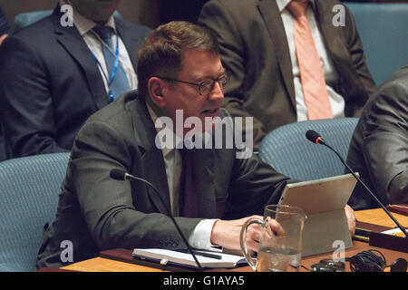 UN-Hauptquartier, New York, USA. 11. Mai 2016. Microsoft Vice President und Deputy General Counsel Steven Crownaddresses Rat. Unter dem Vorsitz von ägyptischen Außenminister Sameh Shoukry, gehalten vom Sicherheitsrat der Vereinten Nationen eine besondere thematische Debatte über Cyber-Sicherheit, Cyber-Terrorismus und islamischen Extremismus durch öffentlich private Partnerschaften, im UN-Hauptquartier, wo Mitglieder des Rates von Microsoft VP und Deputy General Counsel Steven Crown, Generalsekretär des Al Azhar Islamic Research Academy Mohi El-Din Afifi und stellvertretender UN-Generalsekretär Jan Eliasson unterrichtet wurden, konfrontiert. Stockfoto