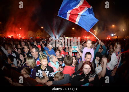 Pilsen, Tschechische Republik. 11. Mai 2016. Tschechische Fußballmannschaft Victoria Plzen feiern die tschechischen Fußball-Liga in Plzen, Tschechische Republik, 11. Mai 2016 zu gewinnen. Plzen gewann die Liga zum vierten Mal in den letzten sechs Spielzeiten. © Pavel Nemecek/CTK Foto/Alamy Live-Nachrichten Stockfoto