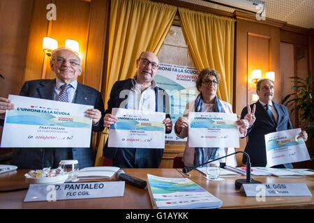 Pressekonferenz der FLC-CGIL, CISL Schule, UIL Schule und Snals Confsal Cassone in den Streik für die Nichtverlängerung des Vertrages abgelaufen seit sechs Jahren. Das zentrale Thema ist der Vertrag nicht verlängert, seit sieben Jahren. Aber das Board ist auch die Wiederherstellung der guten Beziehungen zu den Gewerkschaften, die Änderungen an dem Gesetz 107, Bildungsfreiheit, Anerkennung der Rolle der Mitarbeiter Ata, die Lösung des Problems der Unsicherheit, den Bewertungsmodus und vieles mehr. (Foto: Andrea Ronchini/Pacific Press) Stockfoto