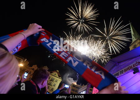 Pilsen, Tschechische Republik. 11. Mai 2016. Tschechische Fußballmannschaft Victoria Plzen feiern der Tschechischen Fußball-Liga mit Feuerwerk in Plzen, Tschechische Republik, 11. Mai 2016 zu gewinnen. Plzen gewann die Liga zum vierten Mal in den letzten sechs Spielzeiten. © Pavel Nemecek/CTK Foto/Alamy Live-Nachrichten Stockfoto