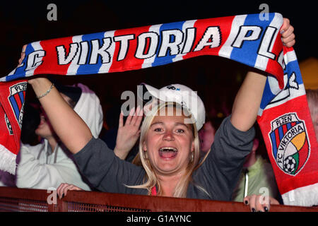 Pilsen, Tschechische Republik. 11. Mai 2016. Tschechische Fußballmannschaft Victoria Plzen feiern die tschechischen Fußball-Liga in Plzen, Tschechische Republik, 11. Mai 2016 zu gewinnen. Plzen gewann die Liga zum vierten Mal in den letzten sechs Spielzeiten. © Pavel Nemecek/CTK Foto/Alamy Live-Nachrichten Stockfoto