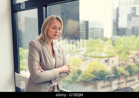 Deprimiert Geschäftsfrau im Büro Stockfoto