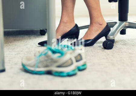 Nahaufnahme von einer Business-Frau Sportschuhe in einem Büro Stockfoto