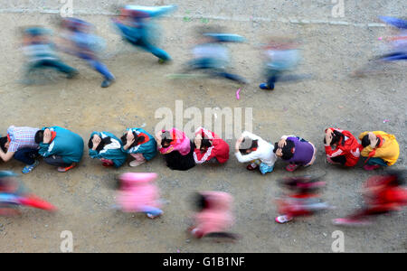 Yiyuan, China Shandong Provinz. 12. Mai 2016. Grundschüler nehmen an einer Erdbeben Evakuierung Bohrmaschine in der ostchinesischen Provinz Shandong, 12. Mai 2016 Yiyuan County. Auf 12. Mai, der nationale Katastrophenschutz und Reduzierung der Tag, verschiedene Katastrophe Notfallübung wurde an verschiedenen Orten in China durchgeführt. Bildnachweis: Zhao Dongshan/Xinhua/Alamy Live-Nachrichten Stockfoto